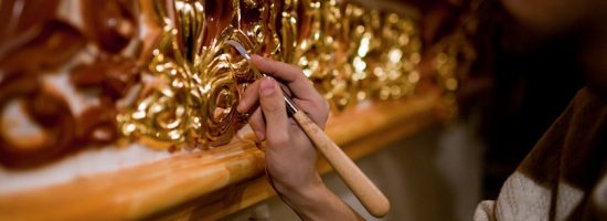 Процесс золочения декоративных элементов интерьера
